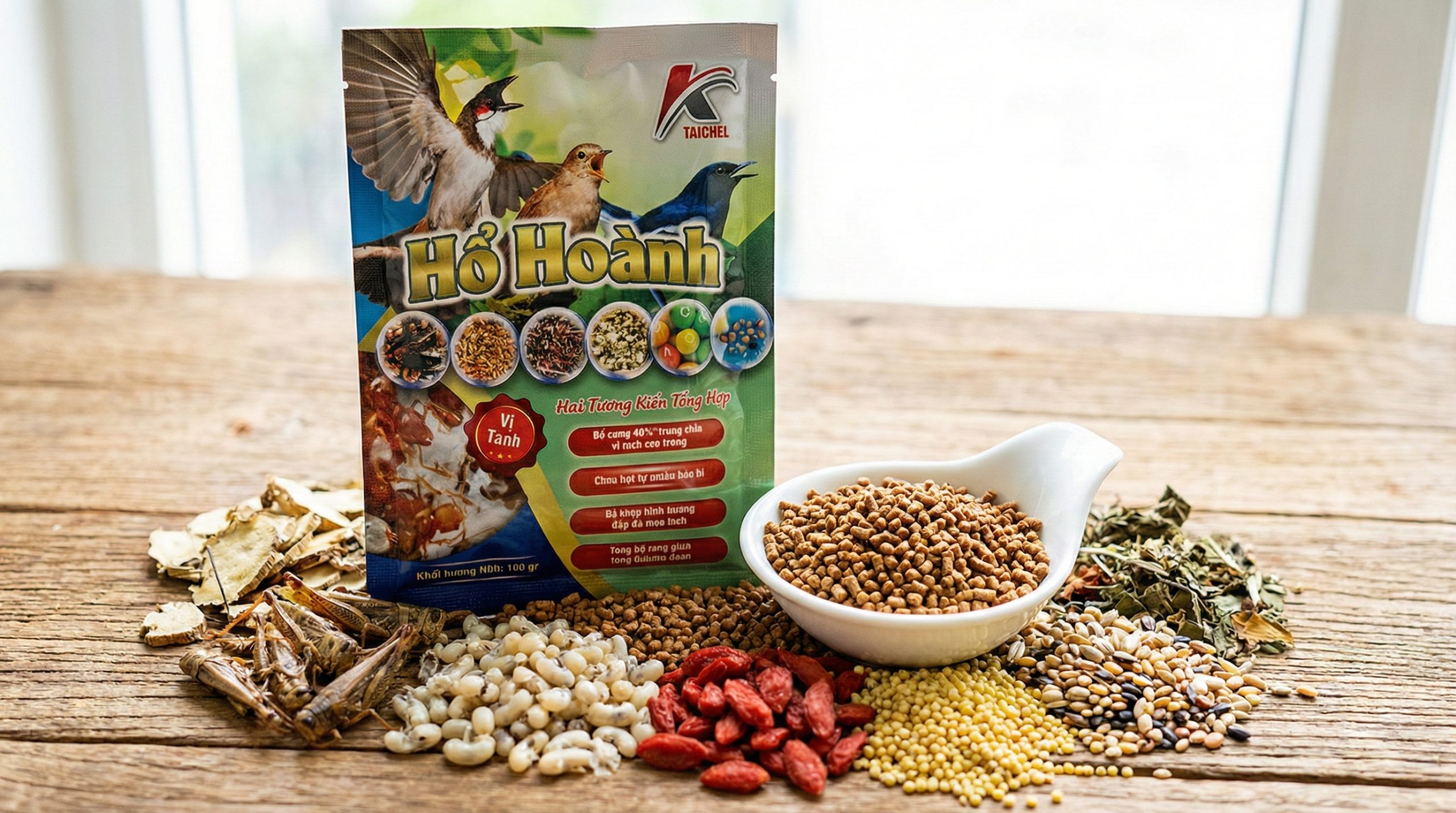 Gói Cám Hổ Hoành Taichel 100g chính hãng đặt cạnh lồng chào mào thi đấu giúp xây nền thể lực và giữ lửa bền.