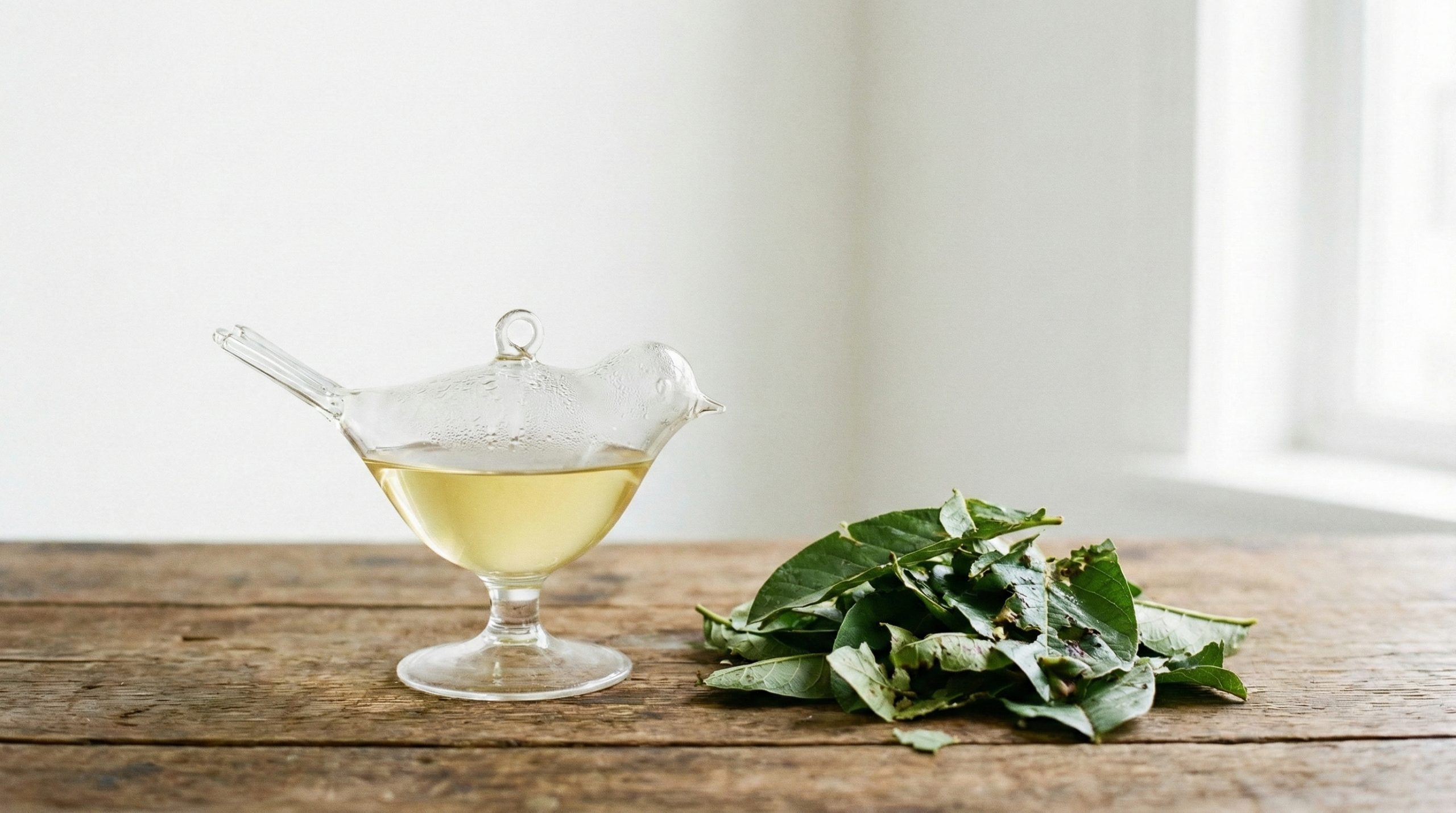 Cóng nước lá ổi có màu vàng nhạt dùng cho chim uống.