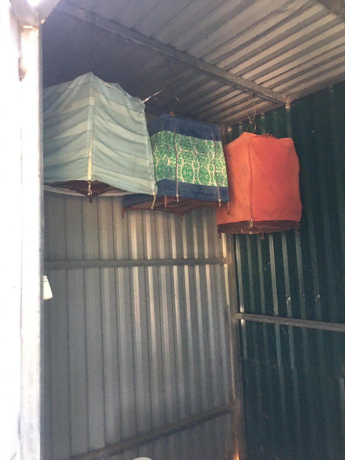 Lồng chào mào trùm áo một nửa, treo nơi yên tĩnh
